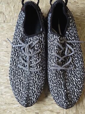 Black & Whire Yeezy 350
